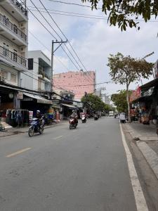 NHÀ MỚI HIỆN ĐẠI TRONG KHU ĐỒNG BỘ AN NINH, ĐẦY ĐỦ NỘI THẤT SANG TRỌNG , ĐƯỜNG Ô TÔ LÝ PHỤC MAN, BÌNH THUẬN, QUẬN 7, GẦN 200 M2, CHỈ 10.8 TỶ .